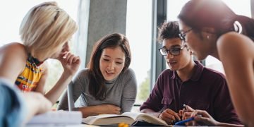 इंग्लैंड में शिक्षा पर सख्ती: अंतरराष्ट्रीय छात्रों के लिए नए प्रतिबंध, पढ़ाई का सपना हुआ और मुश्किल