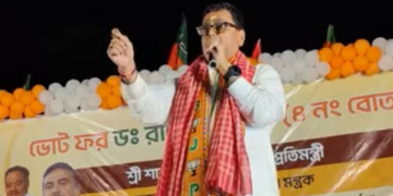 जगतदल पुलिस स्टेशन के सामने BJP और TMC समर्थकों के बीच हंगामा और टकराव।