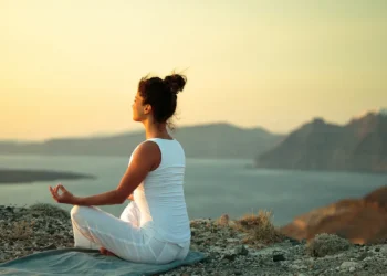 “साइलेंट ट्रैवल” का ट्रेंड: बिना शोर-शराबे के सुकून ढूंढ रहे हैं लोग