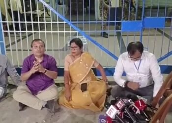 स्ट्रॉन्गरूम में ममता के डटे रहने के बाद सतर्क हुए शुभेंदु, कार्यकर्ताओं की आपात बैठक बुलाई