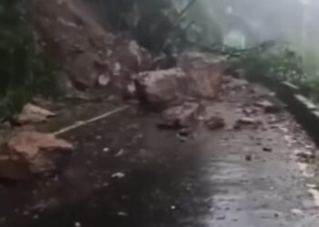 कार्सियांग में भारी बारिश, पूल ढहा