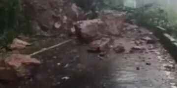 कार्सियांग में भारी बारिश, पूल ढहा