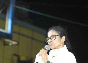 ममता बनर्जी के खिलाफ FIR