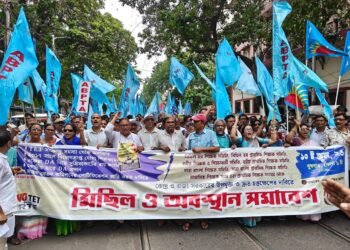 टेट अनिवार्यता के खिलाफ शिक्षकों का प्रदर्शन, केंद्र से अध्यादेश लाने की मांग