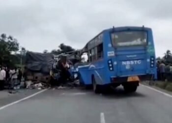 जलपाईगुड़ी में भीषण सड़क हादसा: खड़े ट्रक से टकराई एनबीएसटीसी बस, 4 की मौत, 30 घायल; मुख्यमंत्री ने मुआवजे का ऐलान