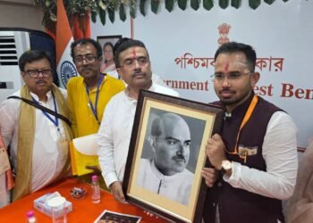 डेढ़ सौ लोग और दो सौ पत्रकार, पार्टी की हालत फलता जैसी