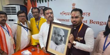 डेढ़ सौ लोग और दो सौ पत्रकार, पार्टी की हालत फलता जैसी