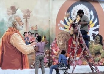 चोरबागान दुर्गा पूजा समिति ने PM मोदी को समर्पित बनाया विशाल म्यूरल