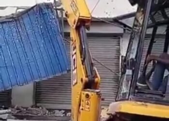 आमतला में बुलडोज़र चला अभिषेक के कार्यालय पर