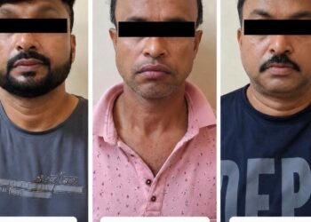 भगवा गमछा ओढ़ कर भी वह बच नहीं पाया