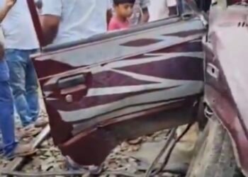 स्कूल वैन पैसेंजर ट्रेन से टकराई, 2 छात्र समेत 3 मरे
