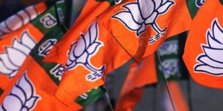 शाह के दिल्ली रवाना होते ही सीएम आवास पर बीजेपी की हाई लेवल मीटिंग