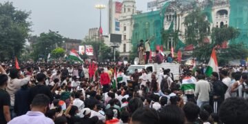 धर्मतला में वाम “कॉकरोच” के जुलूस में चले जूते-बोतलें