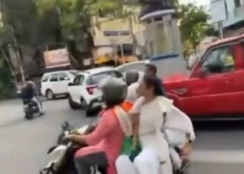 स्कूटी पर सवार हो रवाना हुईं ममता
