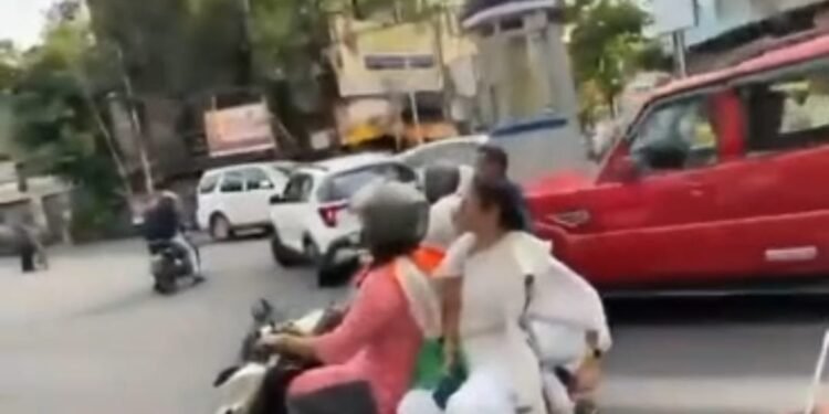 स्कूटी पर सवार हो रवाना हुईं ममता
