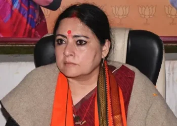 फुटपाथ पर कार पार्क करना नहीं चलेगा