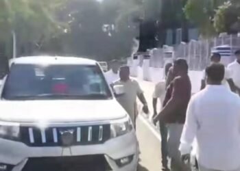 सौगत रॉय को दिखाए काले झंडे, ‘ चोर-चोर ‘ के नारे लगाए