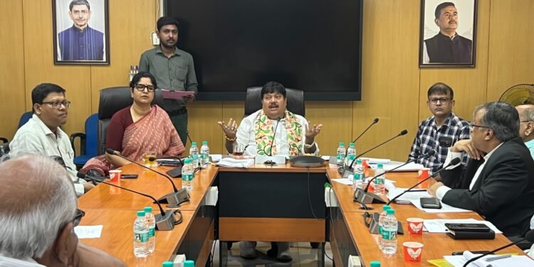 श्रम मंत्री अर्जुन सिंह ने चाय उद्योग के प्रतिनिधियों के साथ की बैठक