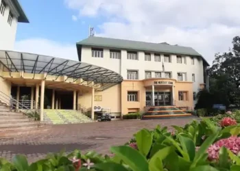हेरिटेज स्कूल में एक छात्र को सांप ने काटा