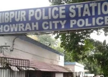 पूर्व मेयर-इन-काउंसिल सदस्य पर फेंके अंडे