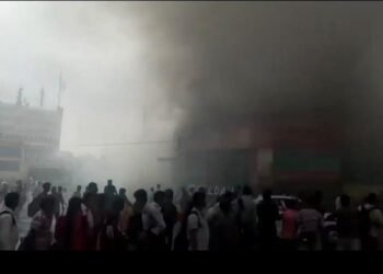 सियालदह स्टेशन के बाहर फूड कोर्ट में भीषण आग, धुएं से ढका पूरा इलाका