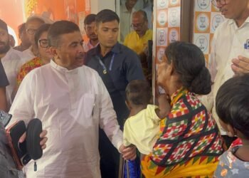 बच्चे को गोद में लेकर ‘जनता दरबार’ पहुंची महिला