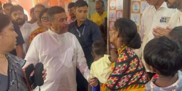 बच्चे को गोद में लेकर ‘जनता दरबार’ पहुंची महिला