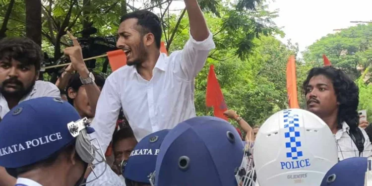 जादवपुर यूनिवर्सिटी के अंदर पनप रहा असंतोष अब सड़कों पर पहुंचा