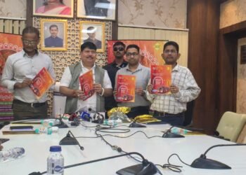 दुर्गा पूजा के दौरान पंडाल परिक्रमा के लिए बड़ी संख्या में लोगों के सड़कों पर उतरने को देखते हुए यह विशेष परिवहन व्यवस्था शहर में आवागमन को सुविधाजनक बनाने में मदद करेगी।