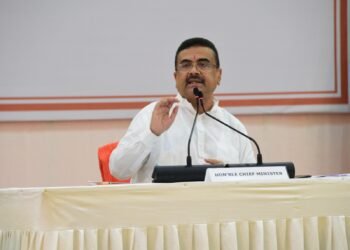 गणेश पूजा के उद्घाटन में मुख्यमंत्री ने साधा वामपंथियों पर निशाना