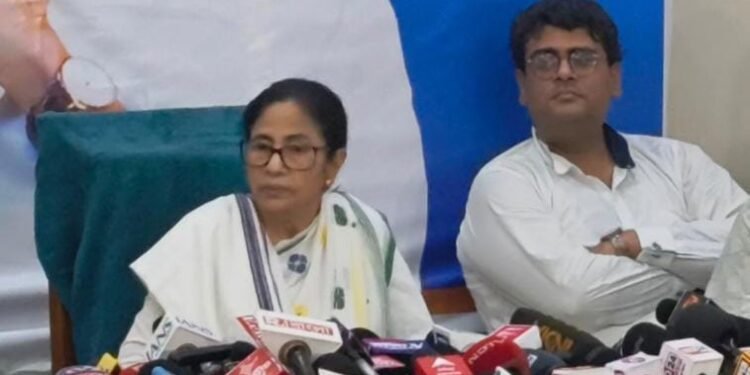 ममता बनर्जी का चुनाव आयोग पर हमला