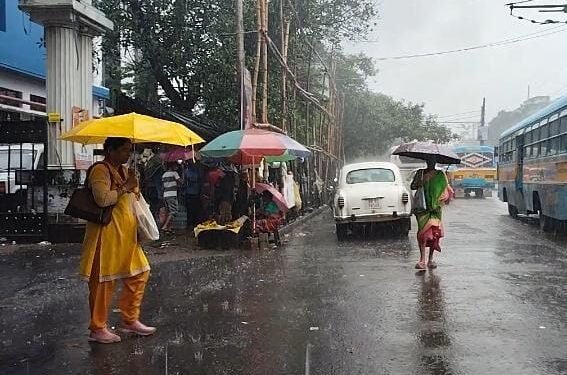 कोलकाता में तेज बारिश, बंगाल के इन जिलों में भारी से बहुत भारी बारिश