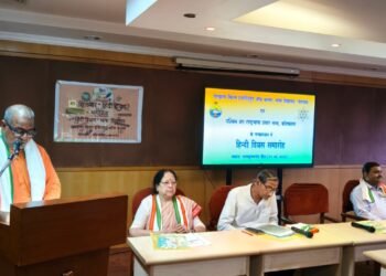 हिंदी सभी भाषाओं को जोड़ रही है, संपर्क भाषा की भूमिका निभा रही है: स्वामी तत्वसरानंद