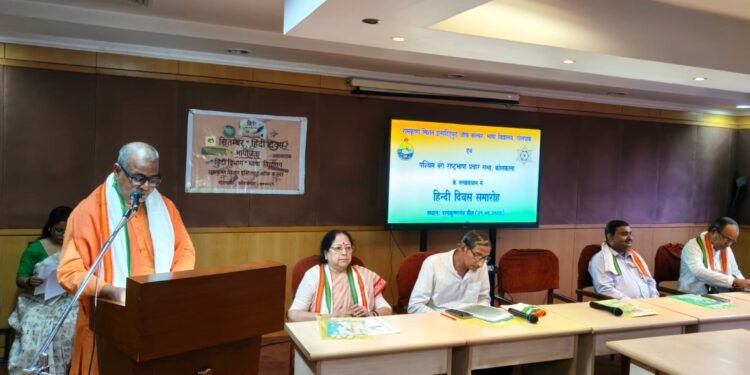 हिंदी सभी भाषाओं को जोड़ रही है, संपर्क भाषा की भूमिका निभा रही है: स्वामी तत्वसरानंद