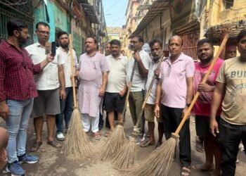 वार्ड 41 में भाजपा का स्वच्छता अभियान, मछुआ बाजार में चला सफाई अभियान