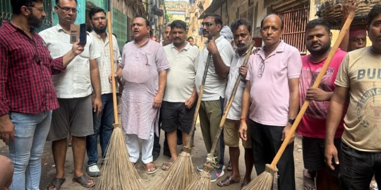 वार्ड 41 में भाजपा का स्वच्छता अभियान, मछुआ बाजार में चला सफाई अभियान