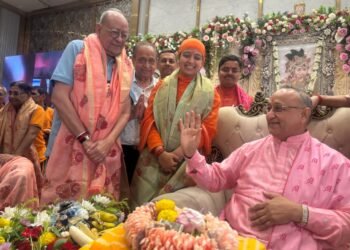 भजन करने के लिए जंगल में जाने के लिए जरूरत नहीं । घर में रहकर ऐसा भजन करो कि घर वृंदावन बन जाए।