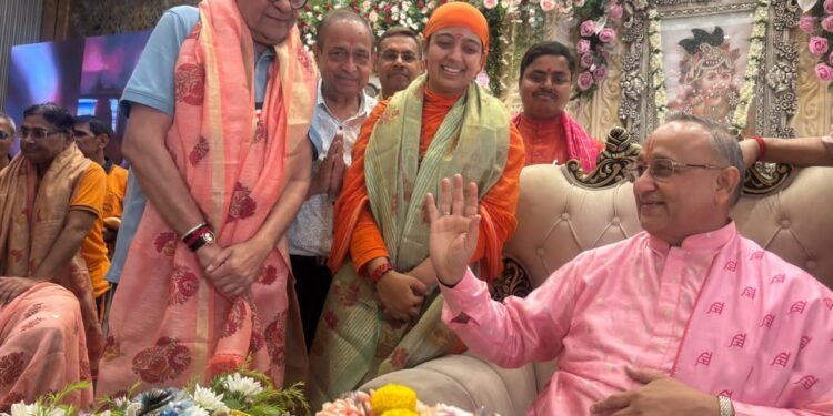 भजन करने के लिए जंगल में जाने के लिए जरूरत नहीं । घर में रहकर ऐसा भजन करो कि घर वृंदावन बन जाए।