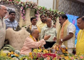 जीवन में किसी को आधी रोटी दो तो सम्मान के साथ देना चाहिए।