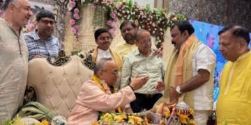 जीवन में किसी को आधी रोटी दो तो सम्मान के साथ देना चाहिए।