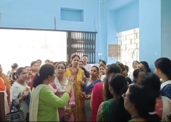 फीस वसूली समेत कई आरोपों पर भवानी गर्ल्स हाई स्कूल में अभिभावकों का प्रदर्शन।