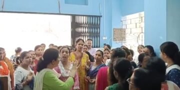 फीस वसूली समेत कई आरोपों पर भवानी गर्ल्स हाई स्कूल में अभिभावकों का प्रदर्शन।
