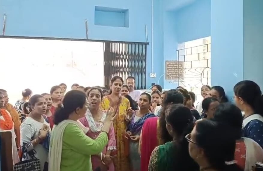 फीस वसूली समेत कई आरोपों पर भवानी गर्ल्स हाई स्कूल में अभिभावकों का प्रदर्शन।