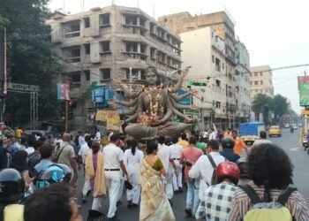 चोरबागान की दुर्गा प्रतिमा का निमतला घाट पर विसर्जन, पूजा समिति नदारद