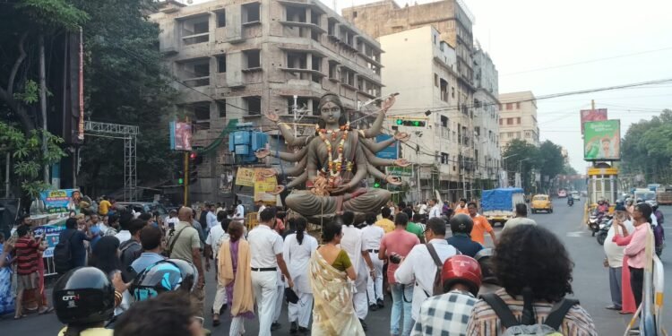 चोरबागान की दुर्गा प्रतिमा का निमतला घाट पर विसर्जन, पूजा समिति नदारद