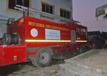 न्यू टाउन में आग: सिटी सेंटर-2 के पास बस्ती के कई घर जलकर राख