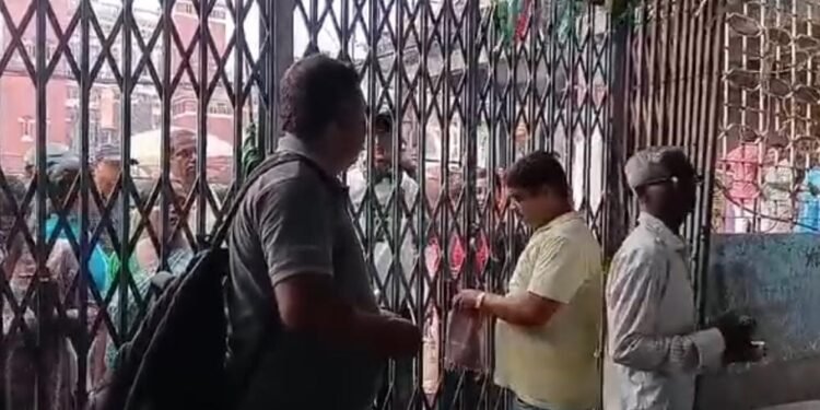 हावड़ा के 14 फेरी घाटों पर सेवा बंद, बकाया वेतन के लिए कर्मचारियों की हड़ताल