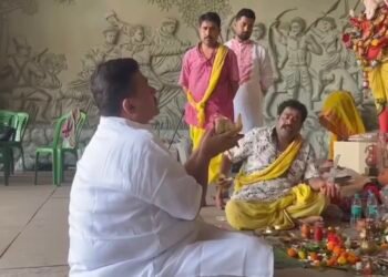कम्युनिस्टों और कॉकरोचों से सावधान रहें, वे पुष्पांजलि नहीं देते: Suvendu
