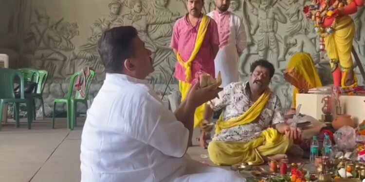 कम्युनिस्टों और कॉकरोचों से सावधान रहें, वे पुष्पांजलि नहीं देते: Suvendu