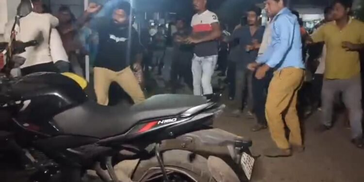 खड़दह में बीजेपी के दो गुटों में हिंसक झड़प, बमबाजी का आरोप; 3 घायल, 2 नेता गिरफ्तार
